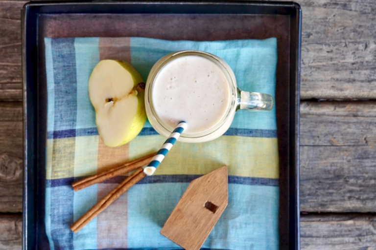 pear-oat almond smoothie