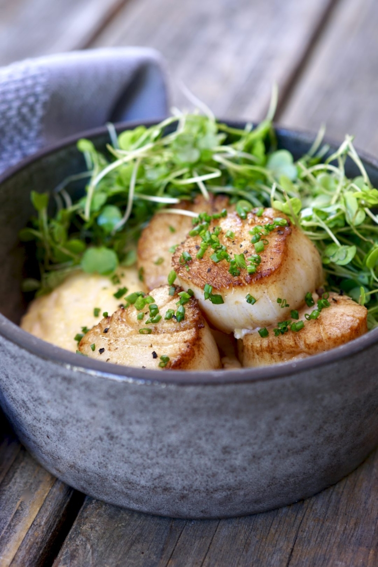 Scallops with cheese grits