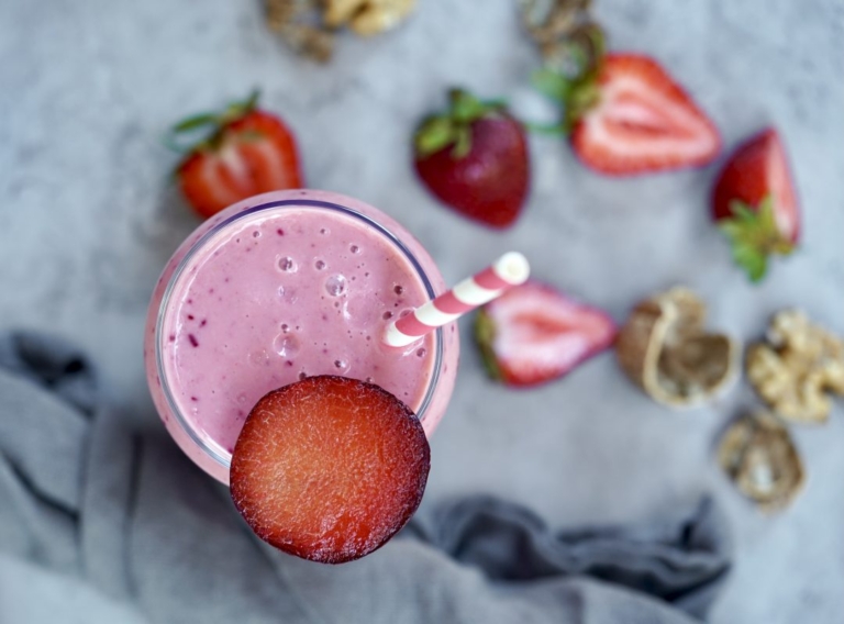 strawberry-plum walnut smoothie